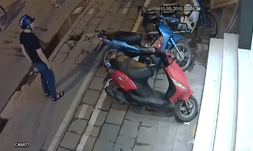 Trộm bẻ khóa trộm xe máy trong tích tắc dù đường đông người