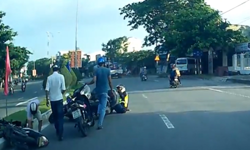 Môtô tông ngã 2 thanh niên đi xe máy qua đường ẩu