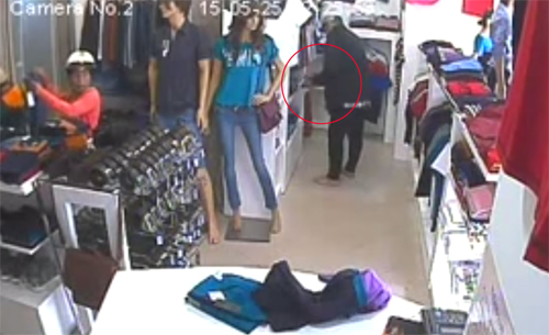 3 người dàn cảnh trộm quần áo tại shop thời trang