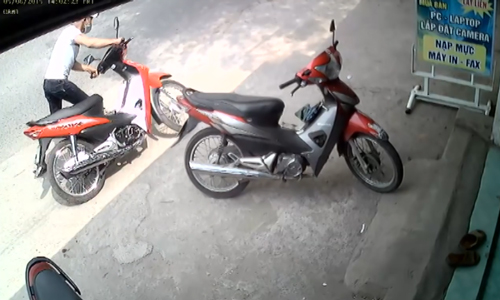 Ba thanh niên đuổi theo tên trộm xe máy một cách bất lực
