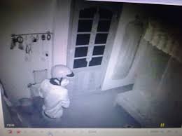 Camera ghi hình trộm vào nhà như chốn không người 