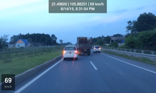 Camera hành trình ghi lại hai ôtô con 'uy hiếp' xe tải