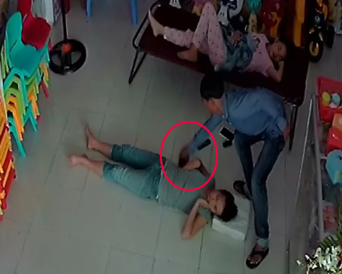 Camera ghi hình tên trộm lấy iPhone khi hai vợ chồng say giấc