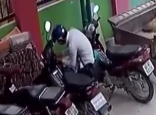 Camera giám sát ghi hình tên trộm 3 lần quay lại bẻ khóa xe máy 