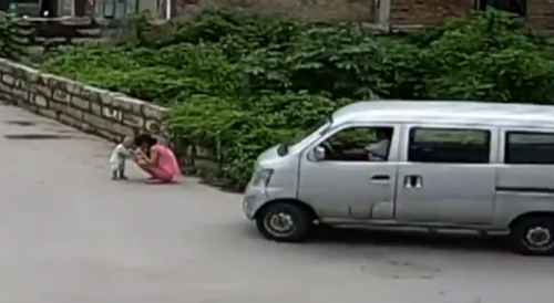 Camera an ninh ghi hình cậu bé bị xe cán khi đang chơi với mẹ