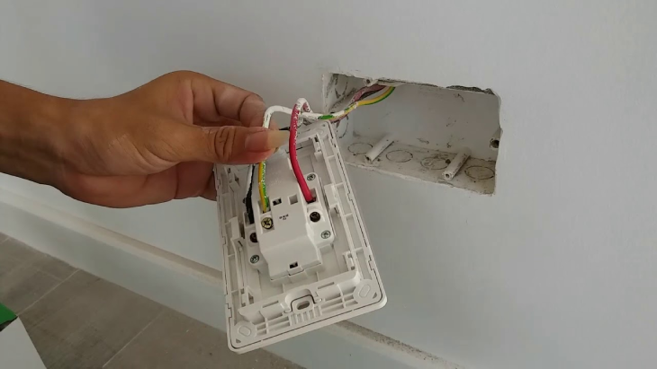 1. Lắp đặt ổ cắm an toàn