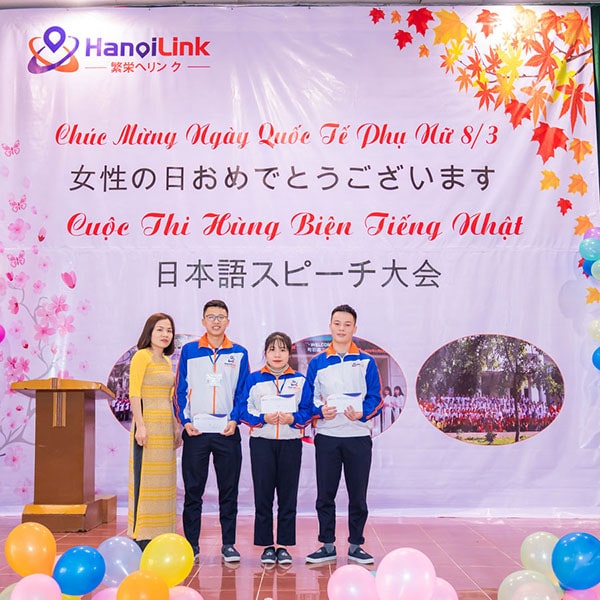 Cô Ngô Thị Hằng cảm ơn với Ban lãnh đạo và các học viên