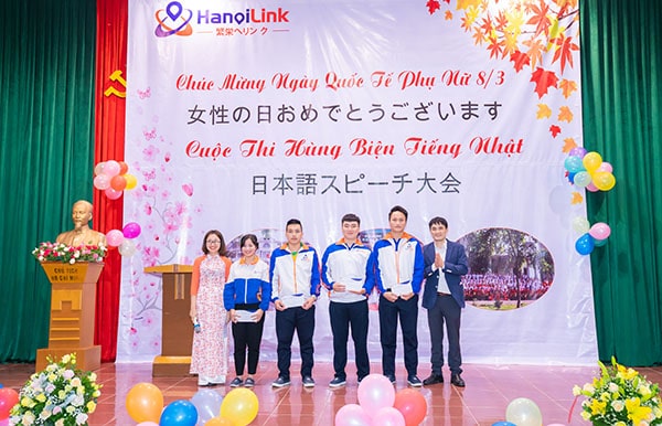 Trao giải hùng biện cho các đội chơi