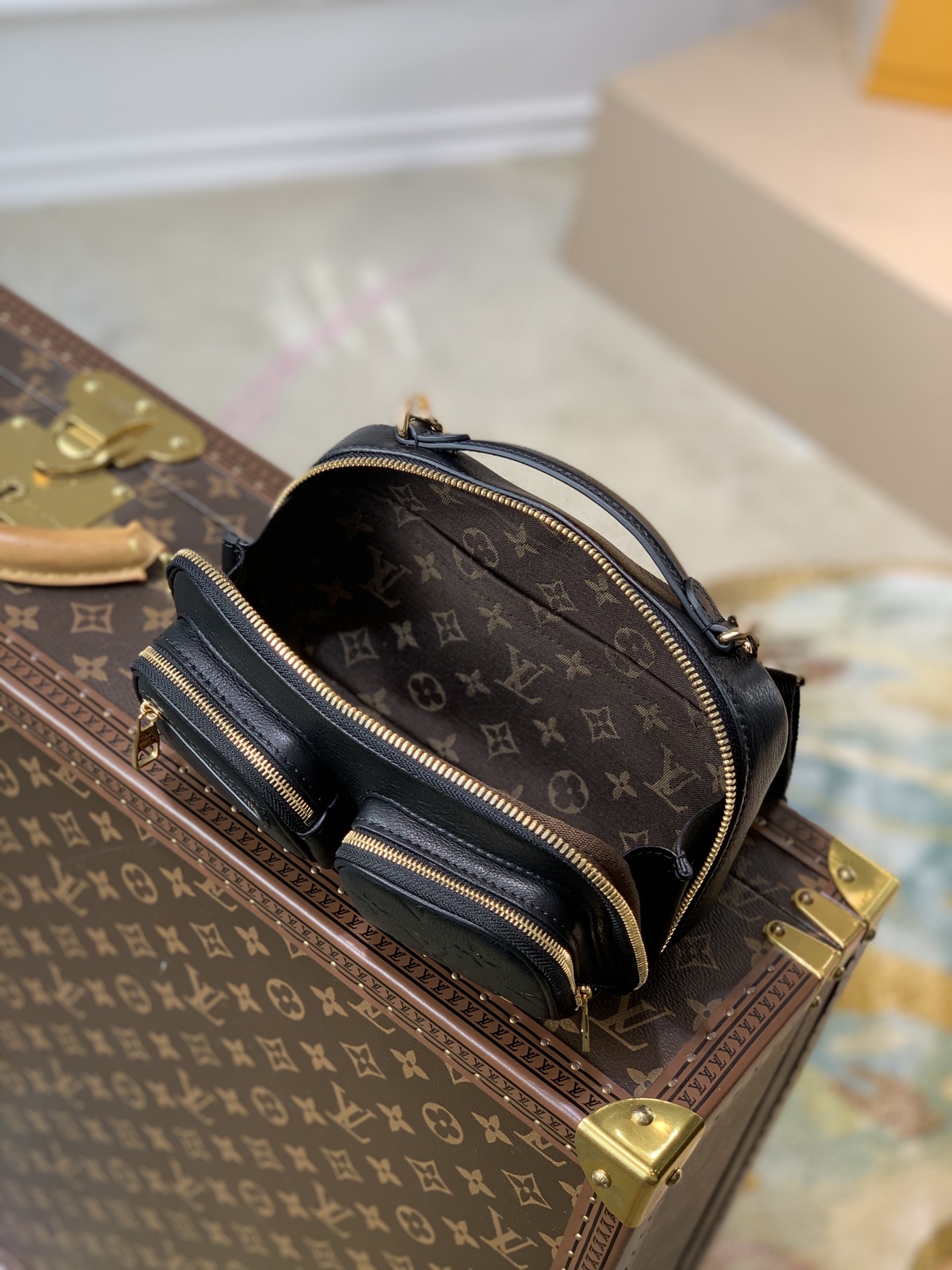 TÚI LOUIS VUITTON UTILITY CROSSBODY Messenger Bag