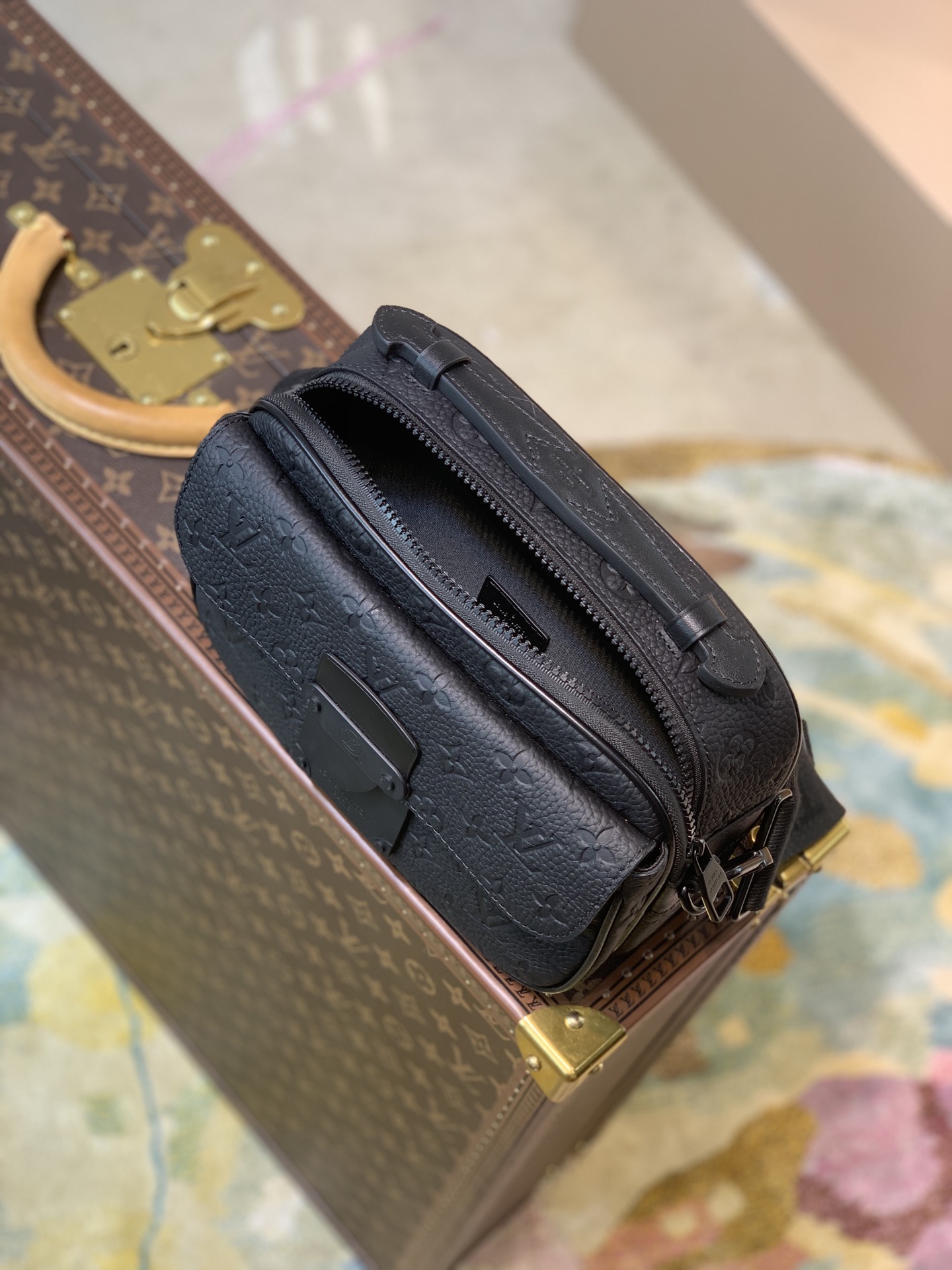 TÚI LOUIS VUITTON S Lock Monogram Georges Vuitton Messenger Bag