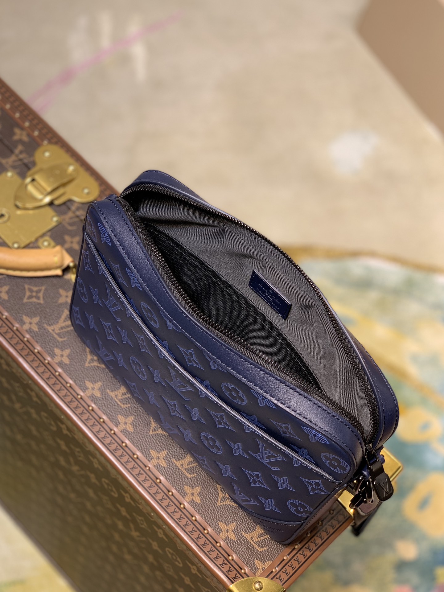 TÚI LOUIS VUITTON Duo Monogram Shadow Messenger Bag