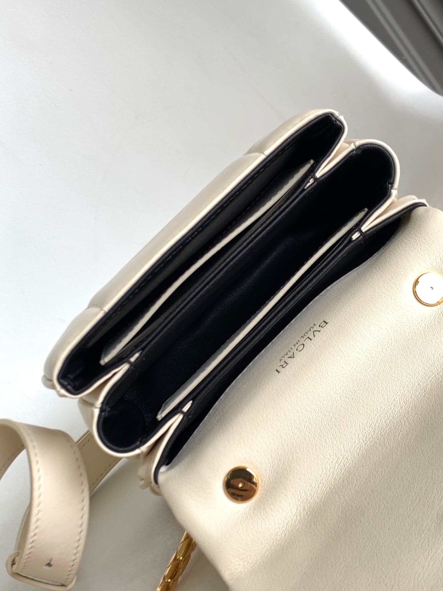 TÚI BVLGARI SERPENTI CALFSKIN WHITE