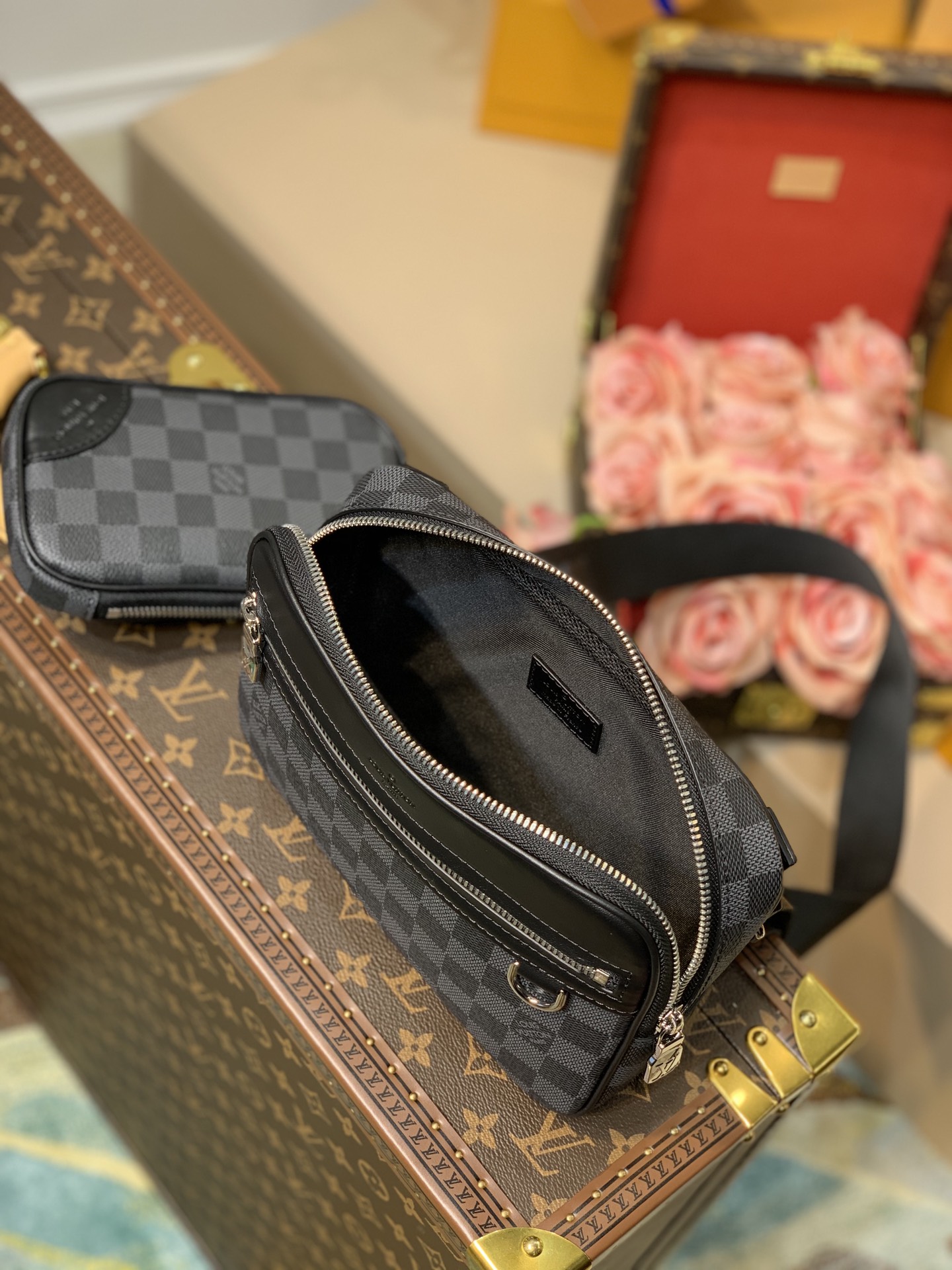 TÚI LOUIS VUITTON Scott Damier Graphite Messenger Bag