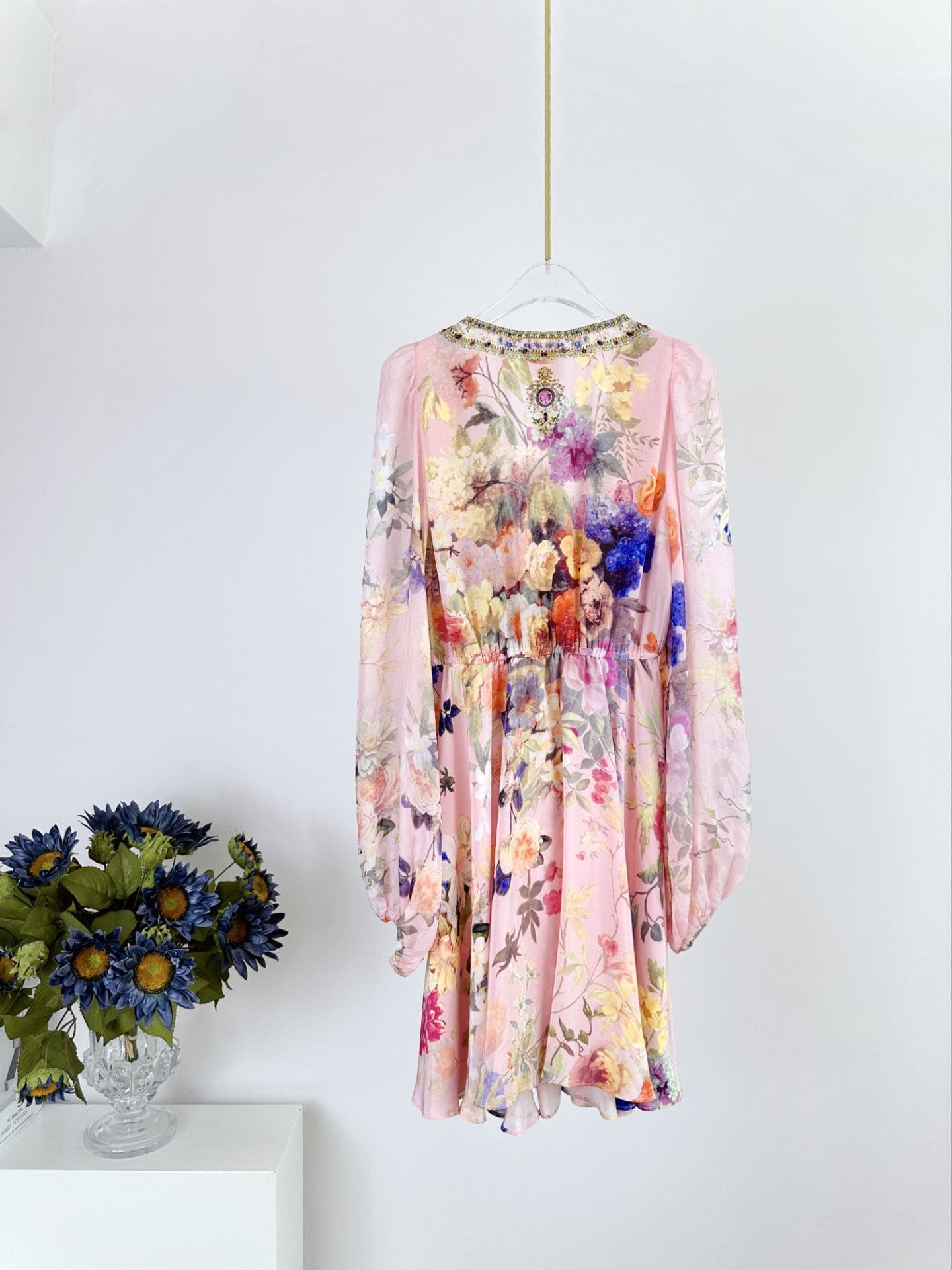 VÁY CAMILLA Silk Embellished V-Neck Midi Dress High Classy