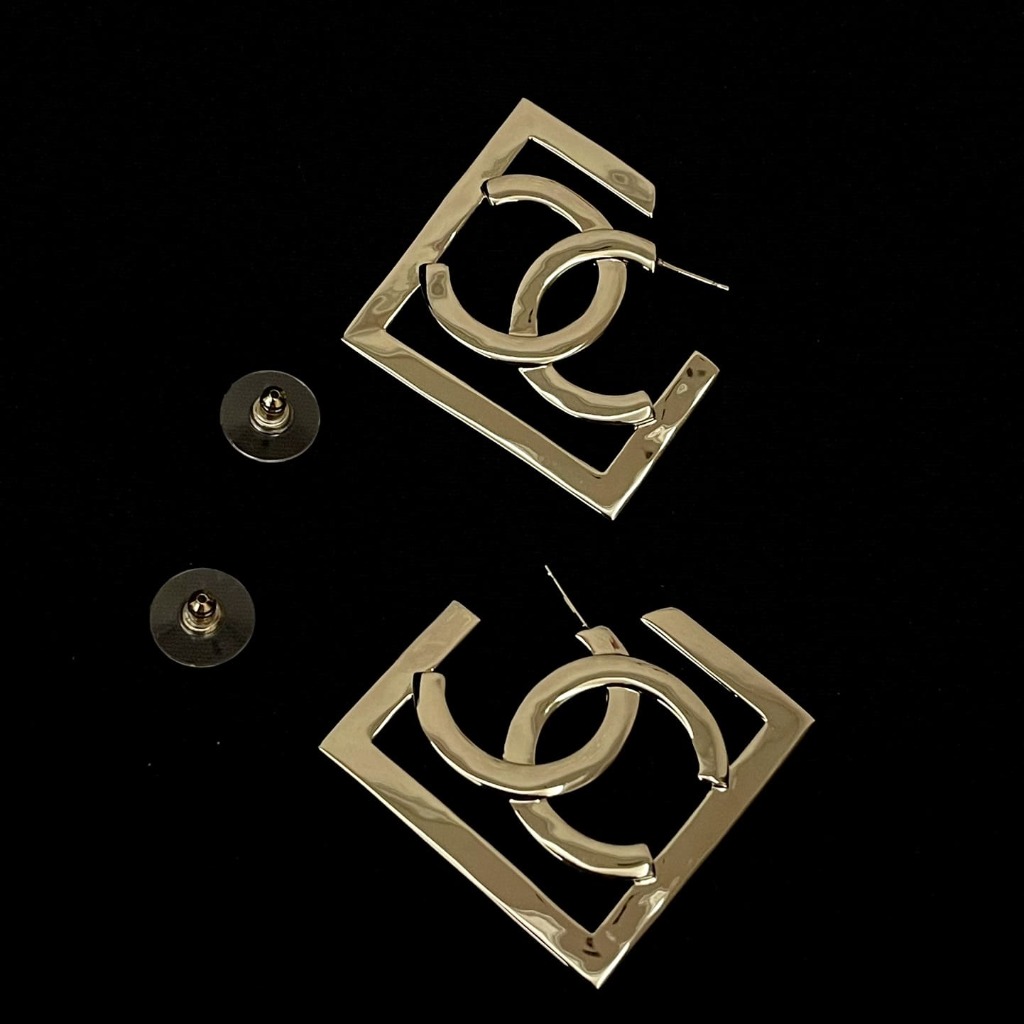 HOA TAI CHANEL DOUBLE CC SQUARE VERSION