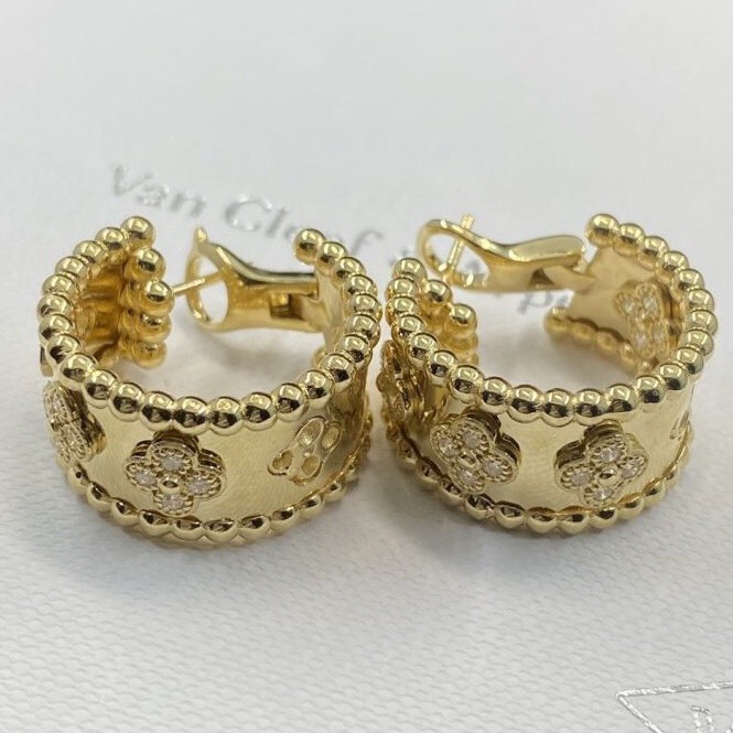 BÔNG TAI VAN CLEEF & ARPELS HOOP EARRINGS CLOVERS GOLD 18K YELLOW GOLD