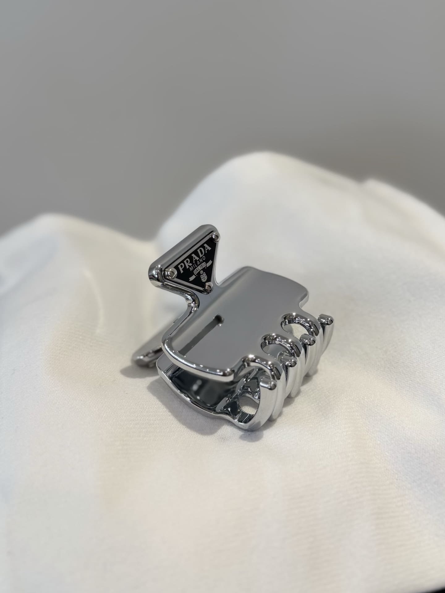 KẸP TÓC PRADA MILANO SPARKLING VINTAGE