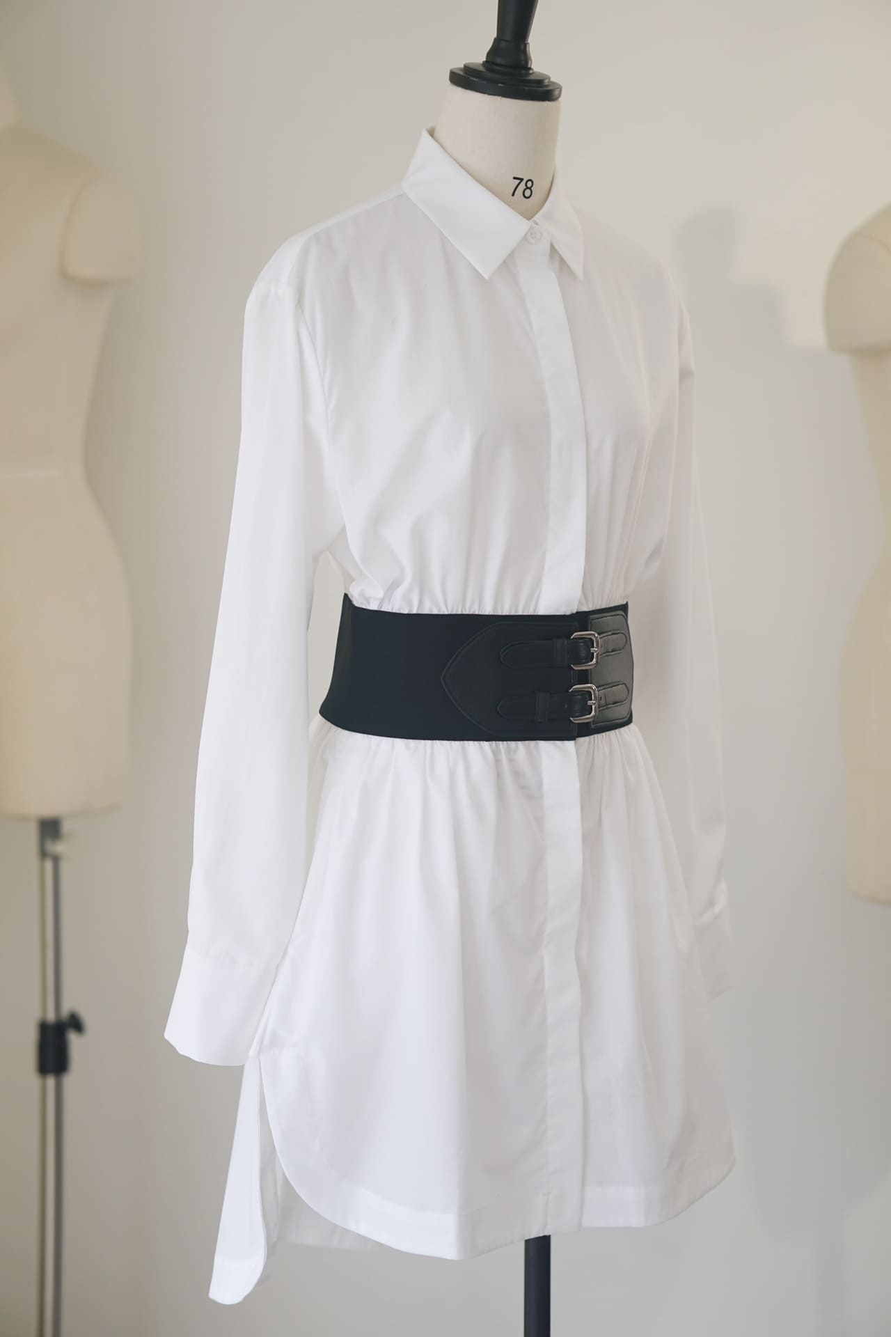 ĐẦM ALAIA WHITE WITH LEATHER BELTS High Classy