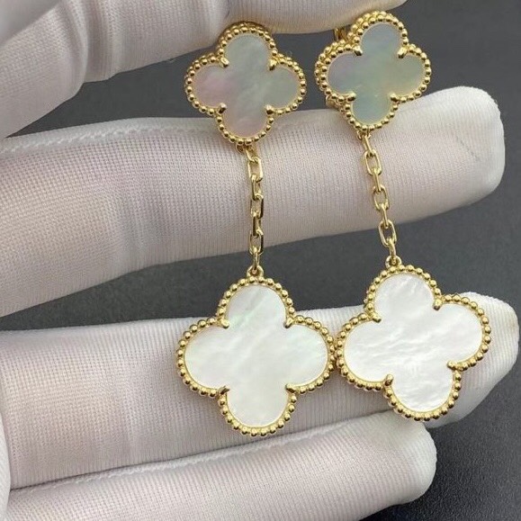 KHUYÊN TAI VAN CLEEF & ARPELS ALHAMBRA M.O.P GOLD 18K YELLOW GOLD