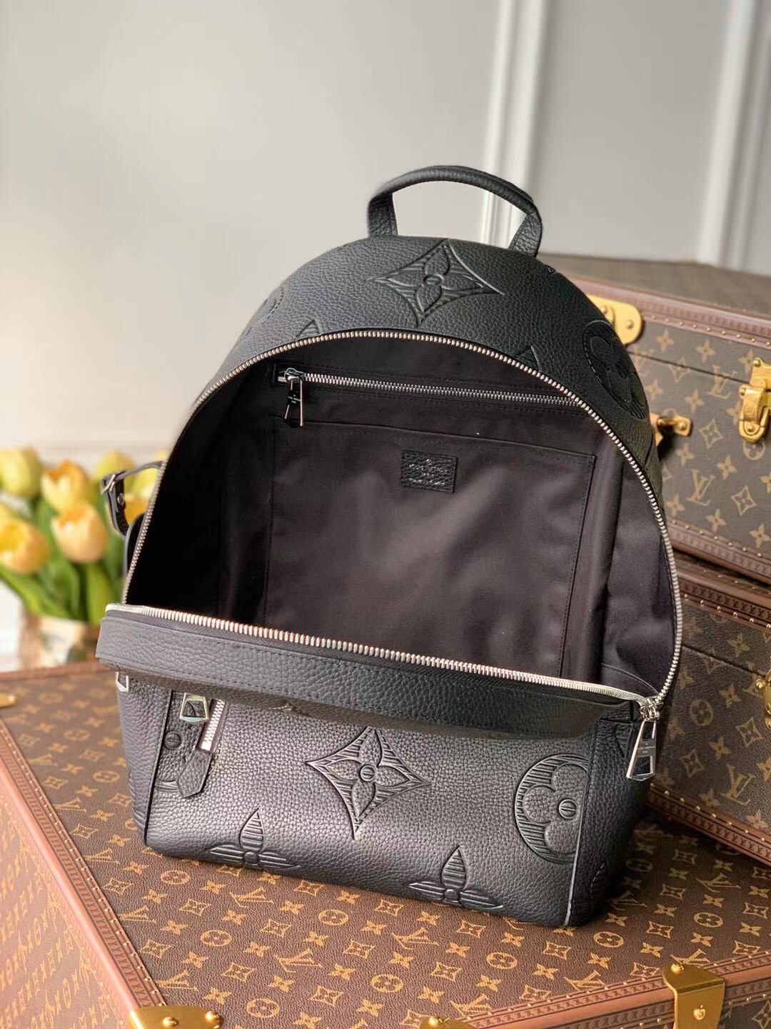 BALO LOUIS VUITTON ARMAND TAURILLON SHADOW Leather Backpack-Black