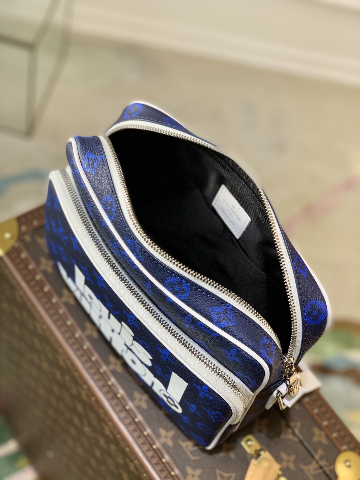 TÚI LOUIS VUITTON Carry It Monogram Reverse Messenger Bag