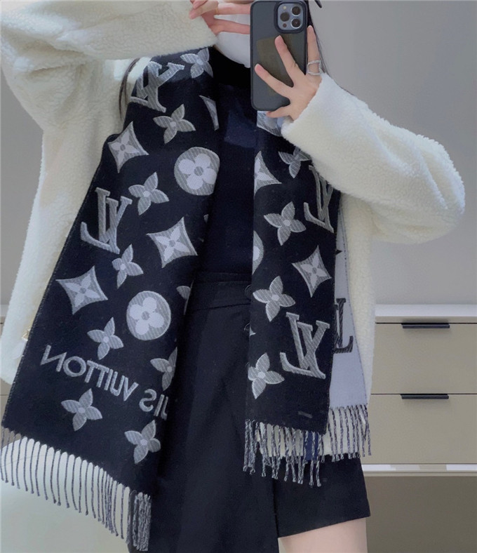 KHĂN Louis Vuitton essential shine scarf