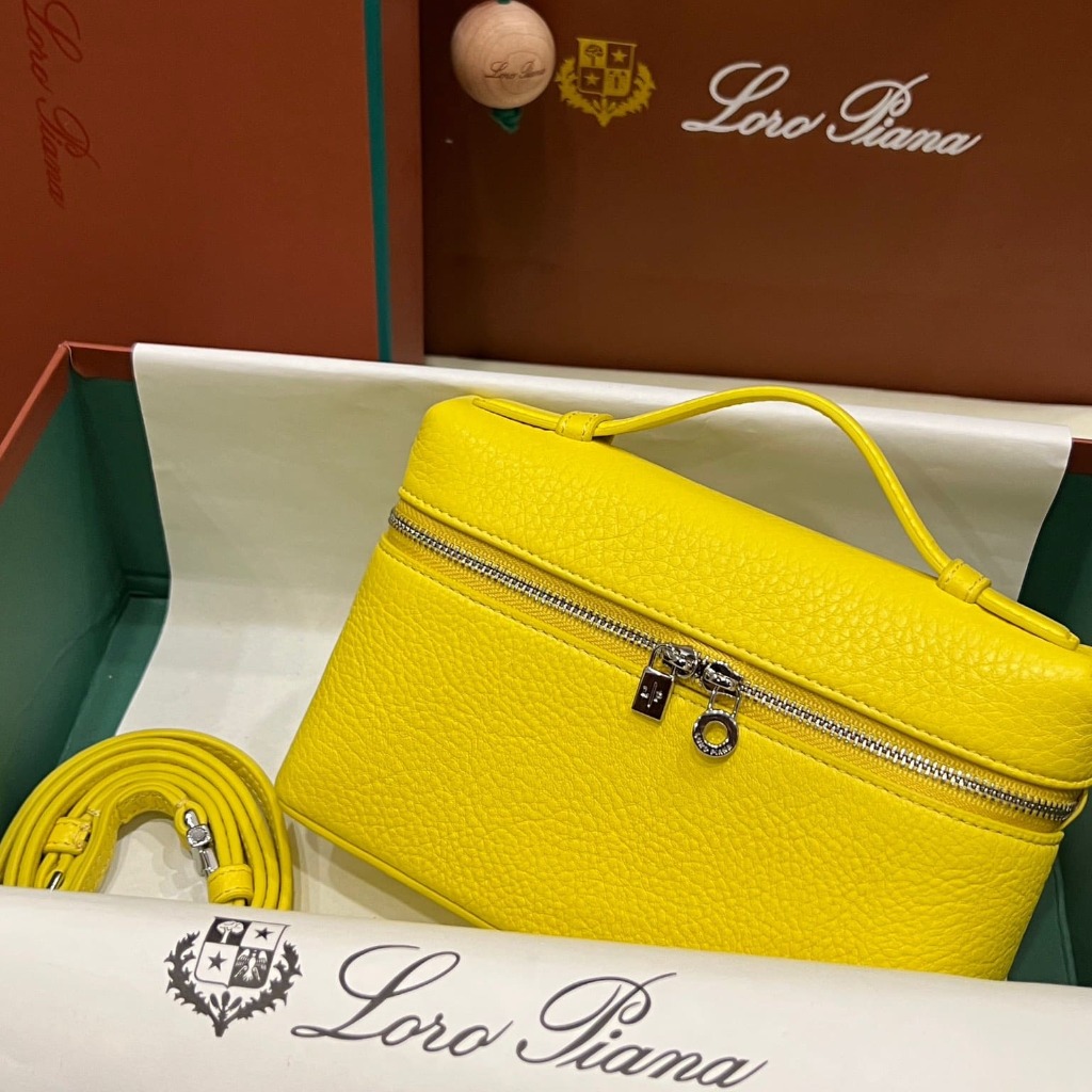 TÚI Loro Piana Women Extra bằng da bê màu vàng