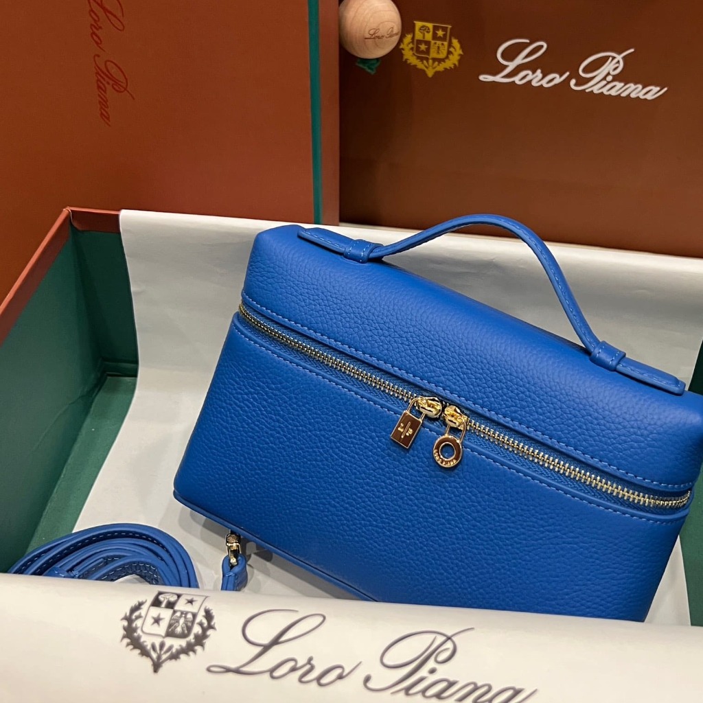 TÚI Loro Piana Women Extra bằng da bê màu xanh blue
