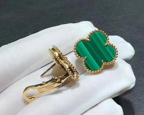 Bông tai Van Cleef & Arpels Magic Alhambra Malachite vàng hồng 18K