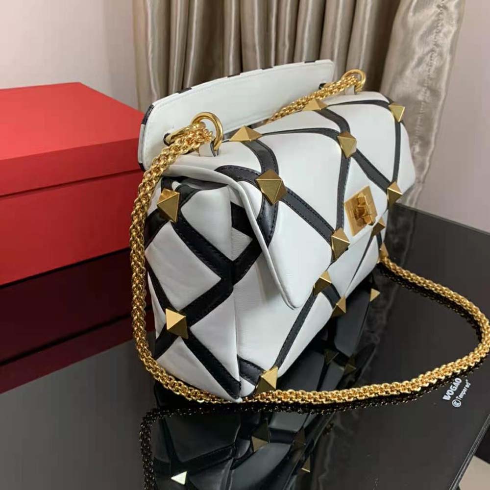 TÚI Valentino Large Roman Stud the Shoulder Bag in Nappa with Grid Detailing-White