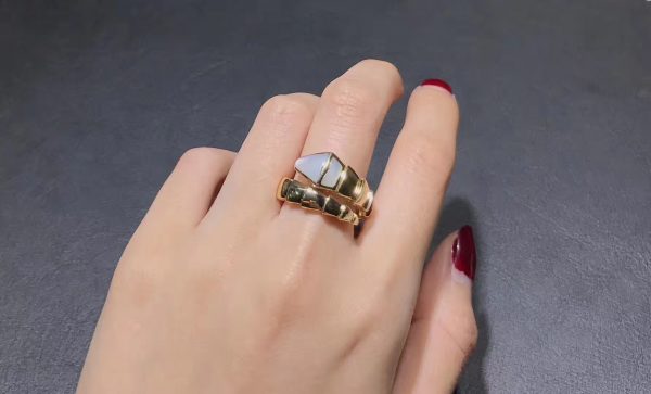 Nhẫn BVLGARI Serpenti Viper Xà Cừ Ngọc Trai vàng vàng 18K