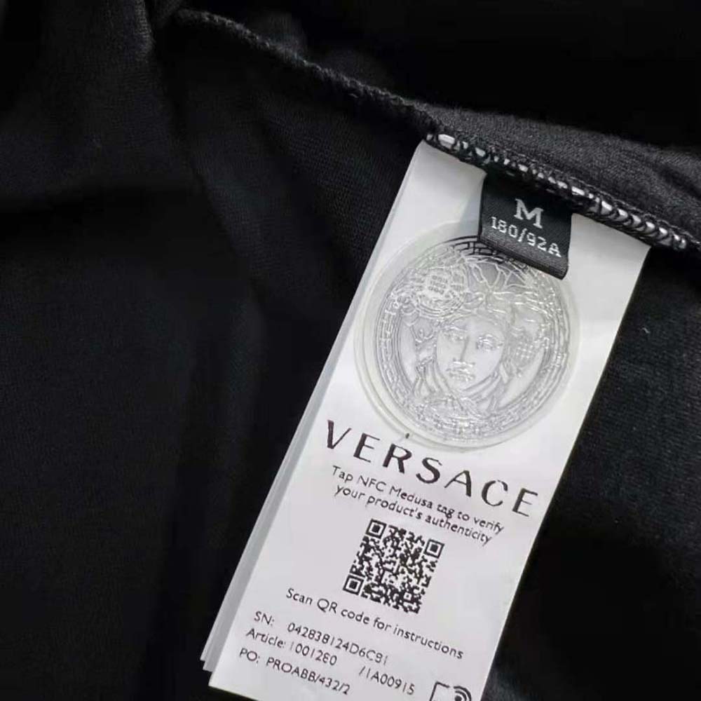 ÁO Versace Embellished Medusa T-shirt in Cotton-Black