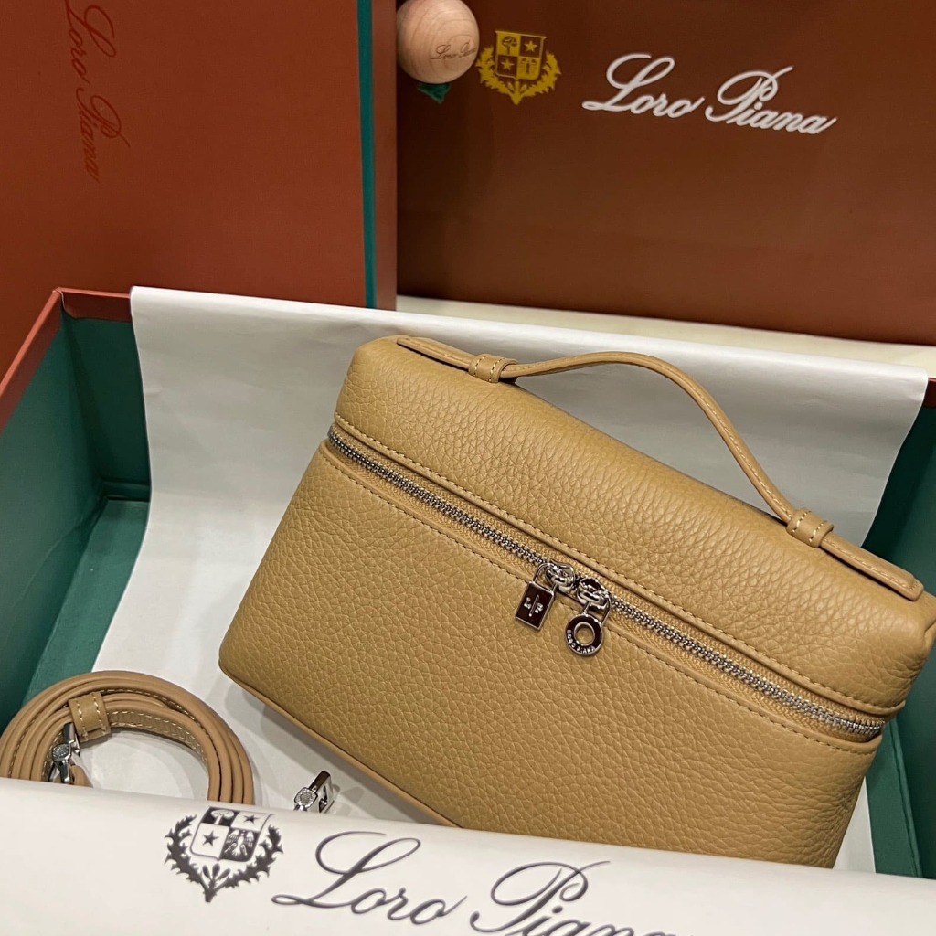 TÚI Loro Piana Women Extra bằng da bê màu vàng cát
