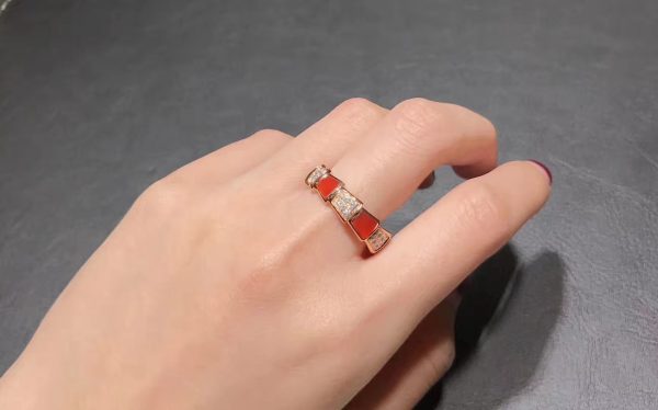 Nhẫn BVLGARI Serpenti Viper kim cương Carnelian vàng hồng 18K