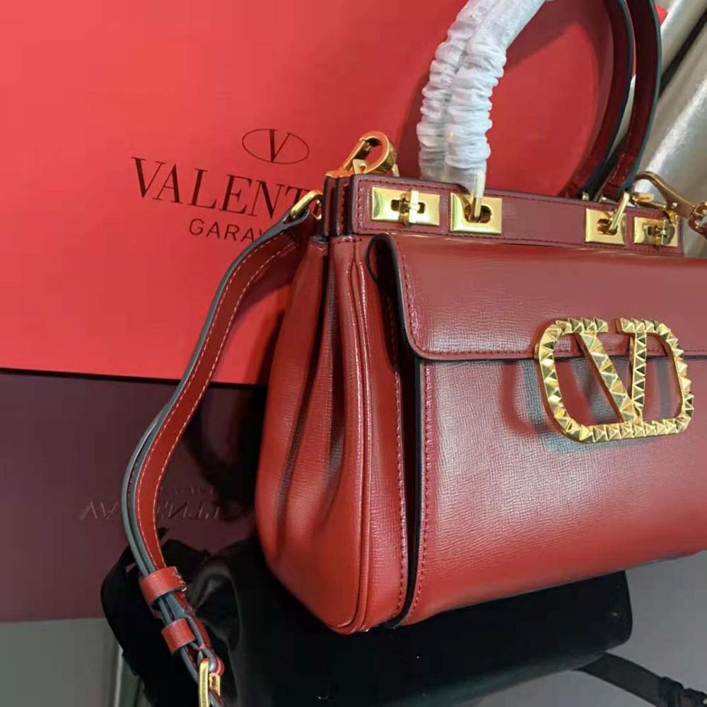 TÚI Valentino Rockstud Alcove Handbag in Grainy Calfskin-Red