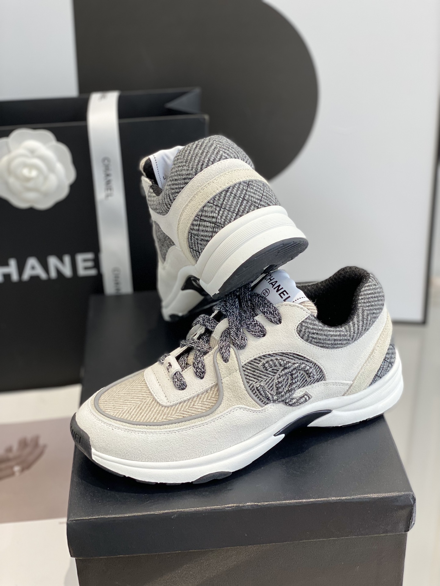 GIÀY CHANEL GREY SUEDE LOGO SNEAKERS