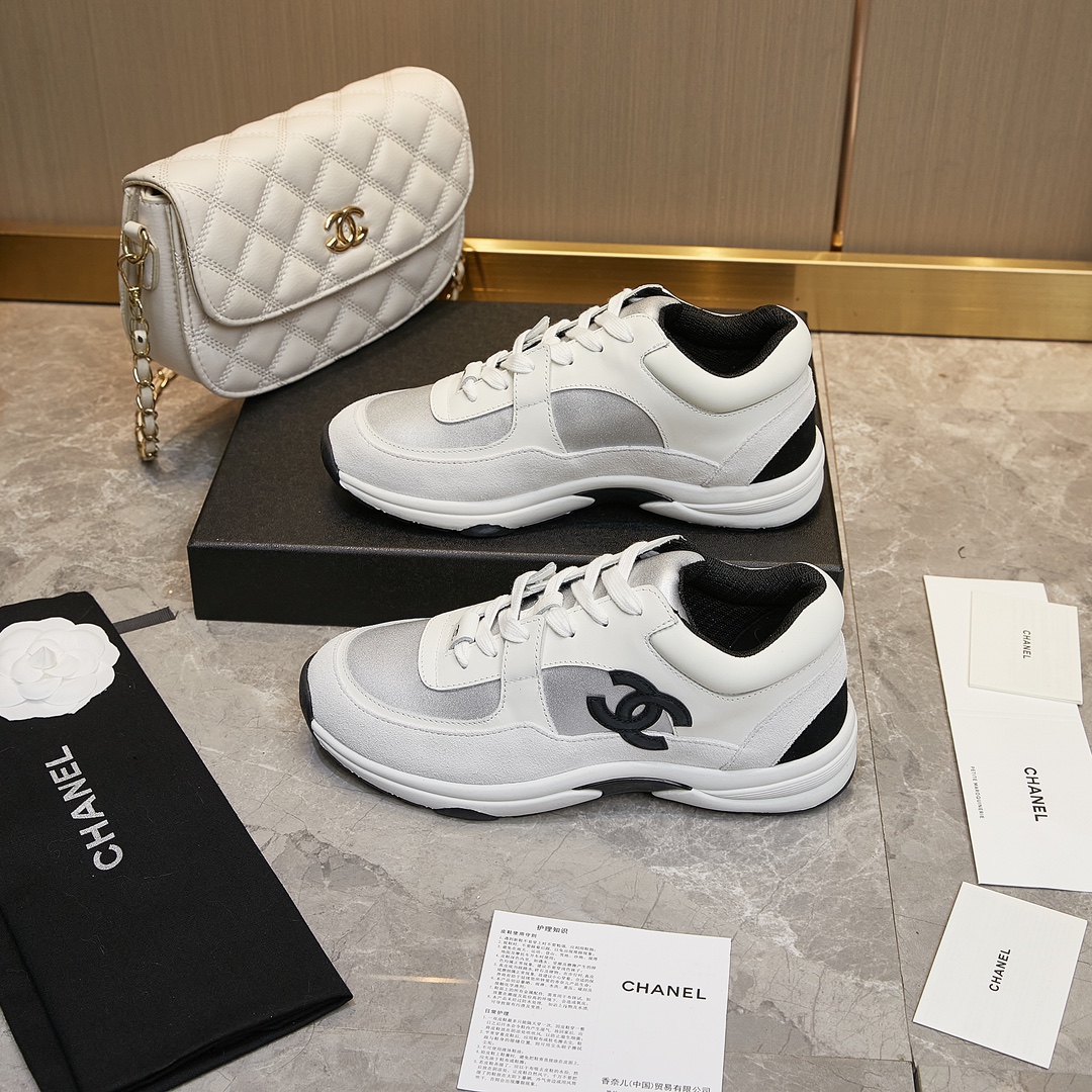 GIÀY CHANEL WHITE SUEDE LOGO SNEAKERS