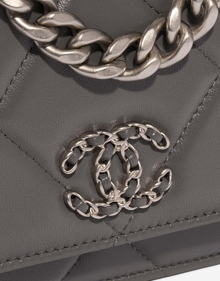 TÚI Chanel 19 Wallet On Chain Lamb Grey