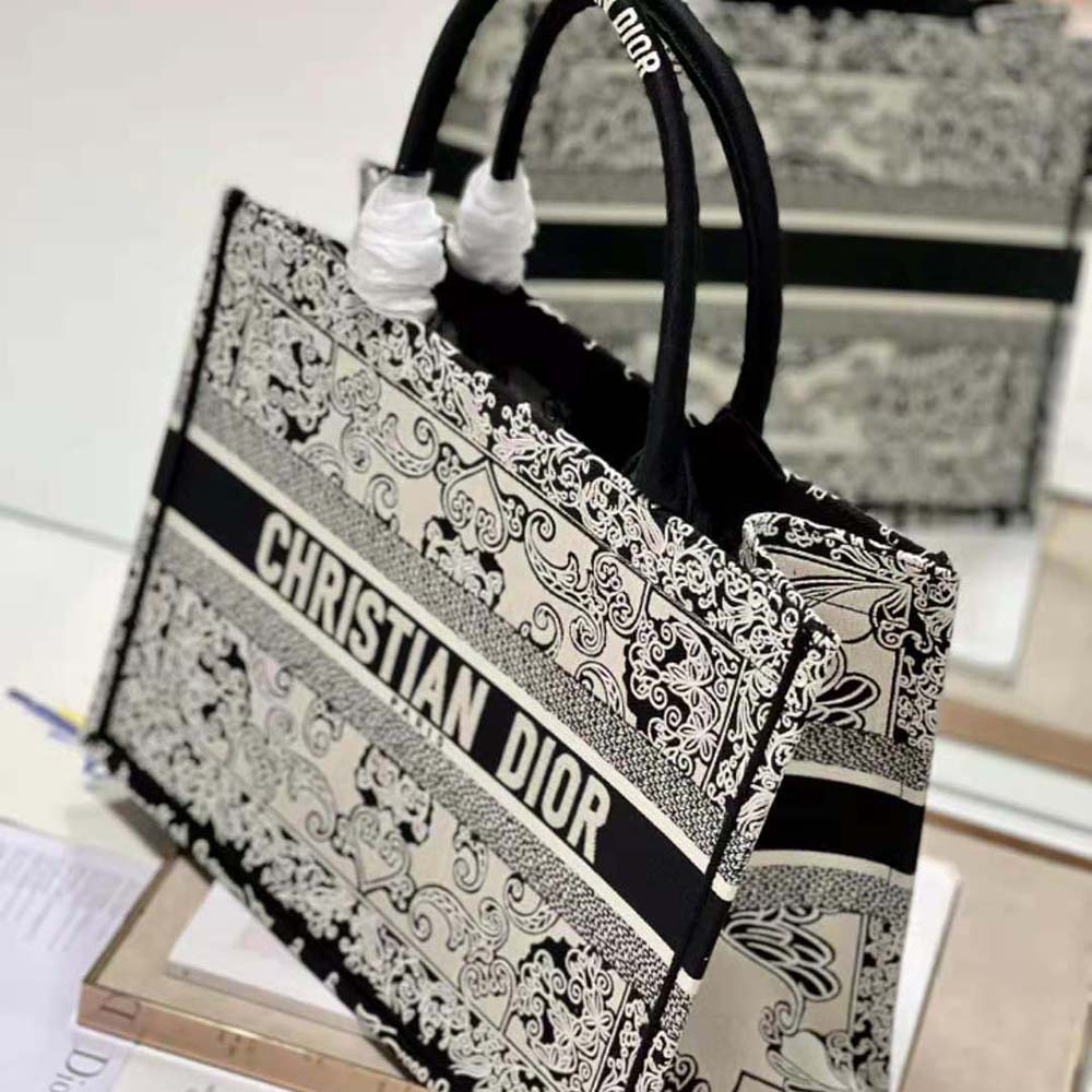 TÚI Christian Dior Book Tote White and Black Dior Bandana Embroidery