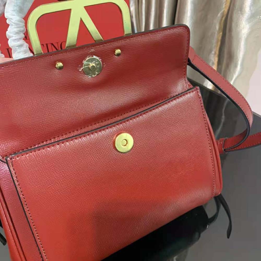 TÚI Valentino Rockstud Alcove Handbag in Grainy Calfskin-Red