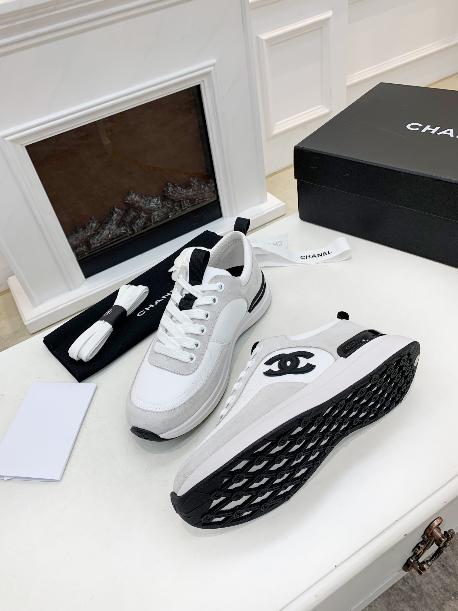 GIÀY CHANEL WHITE SUEDE  LOGO SNEAKERS