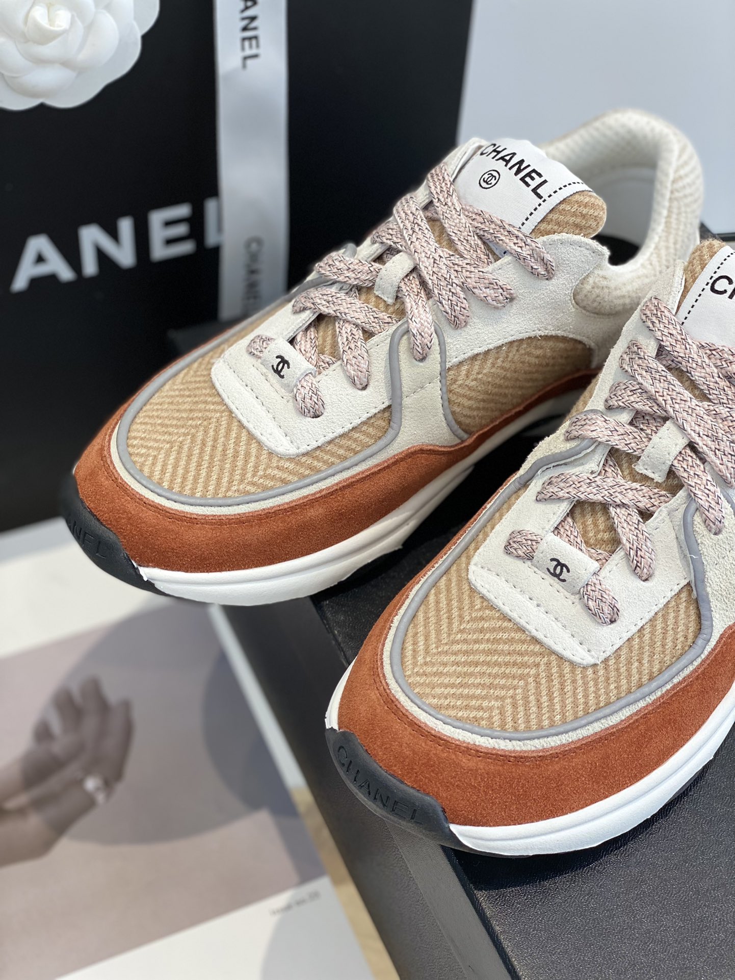GIÀY CHANEL ORANGE SUEDE LOGO SNEAKERS