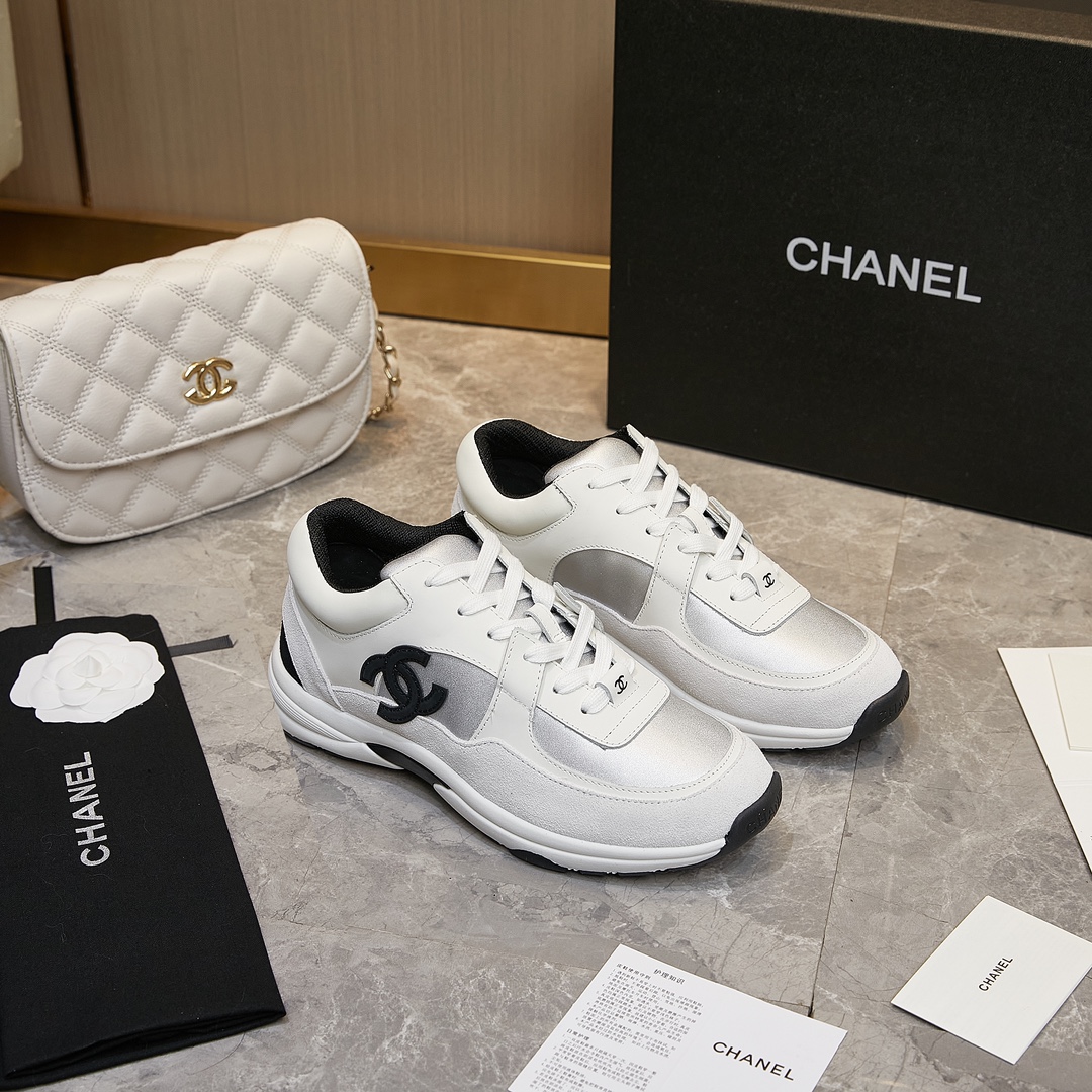 GIÀY CHANEL WHITE SUEDE LOGO SNEAKERS
