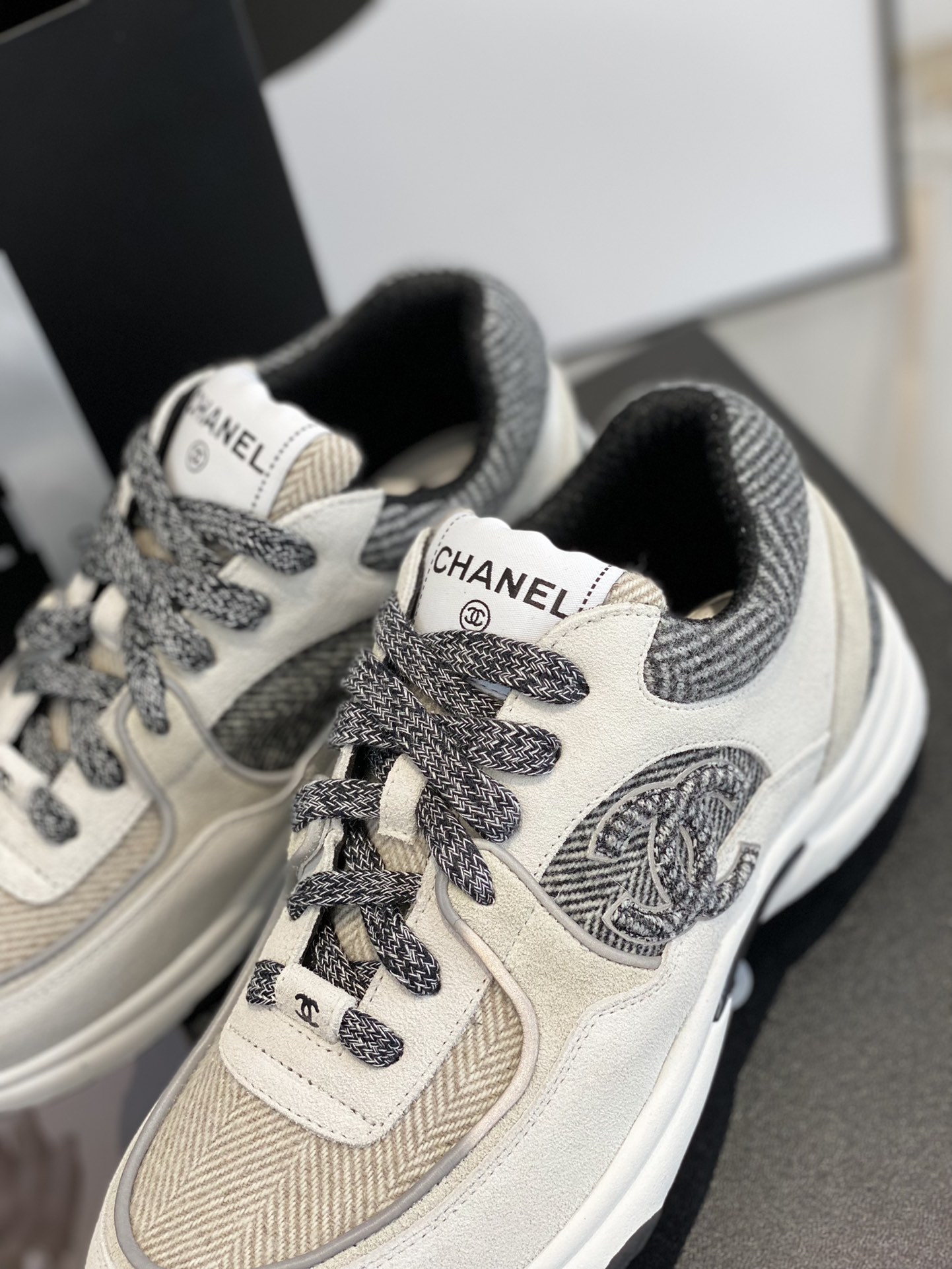 GIÀY CHANEL GREY SUEDE LOGO SNEAKERS