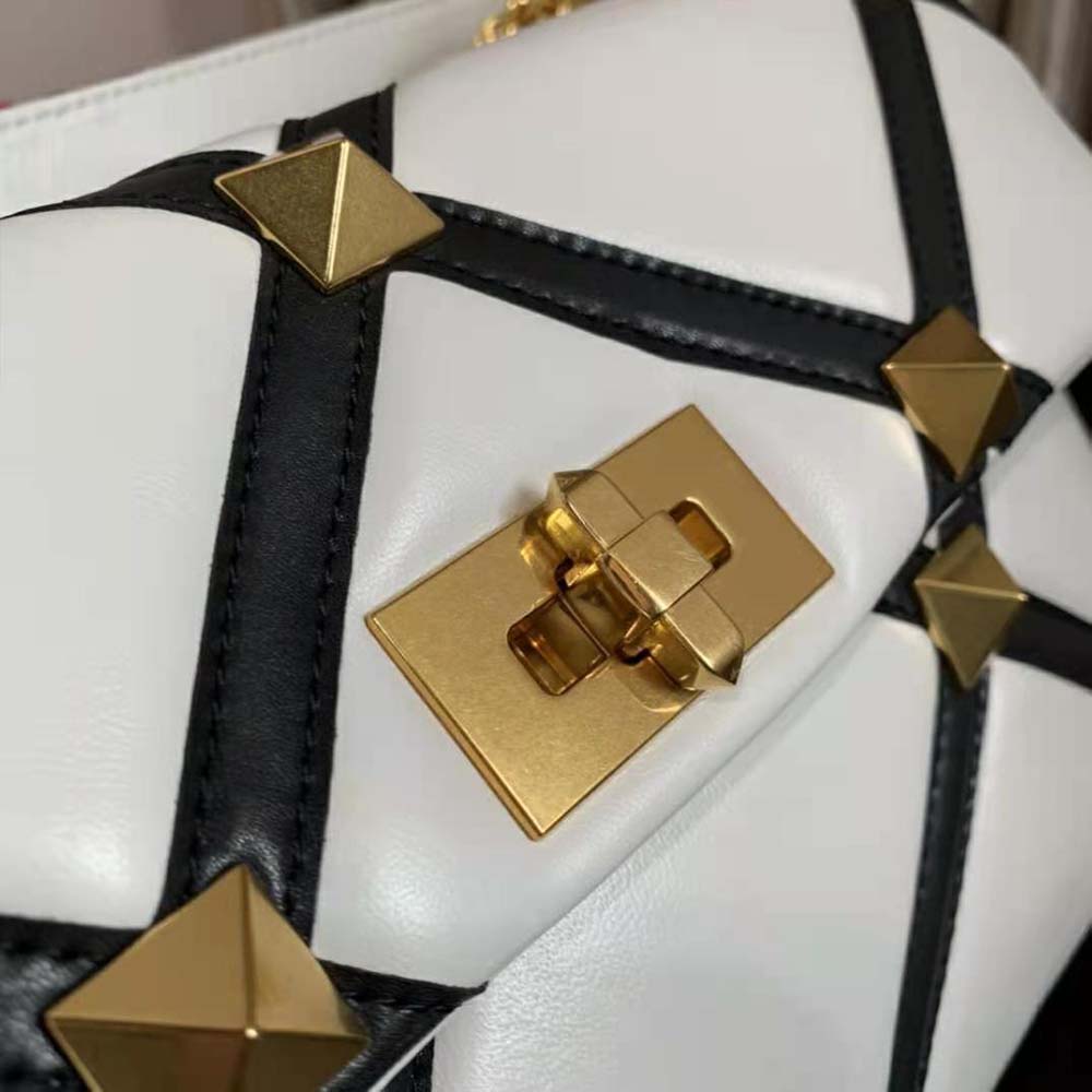 TÚI Valentino Large Roman Stud the Shoulder Bag in Nappa with Grid Detailing-White