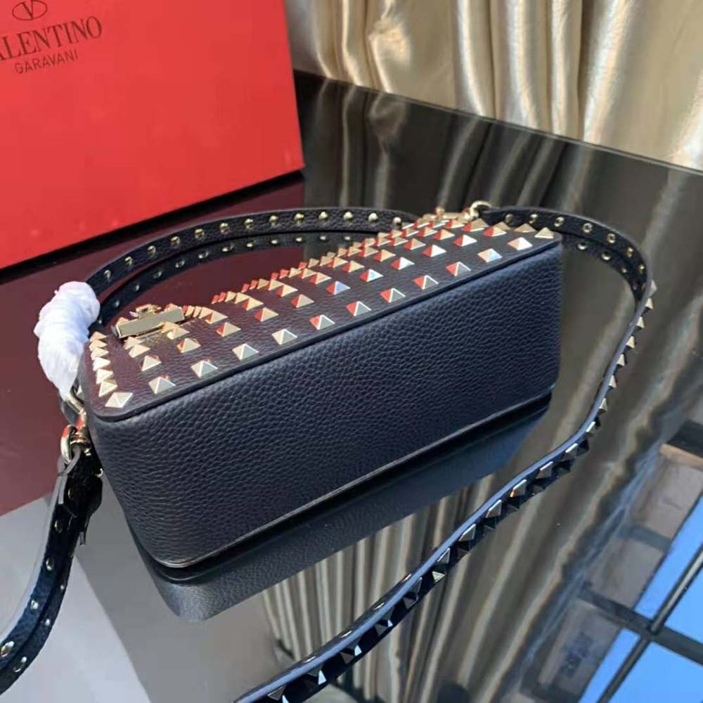 TÚI Valentino Rockstud Alcove Grainy Calfskin Handbag-White