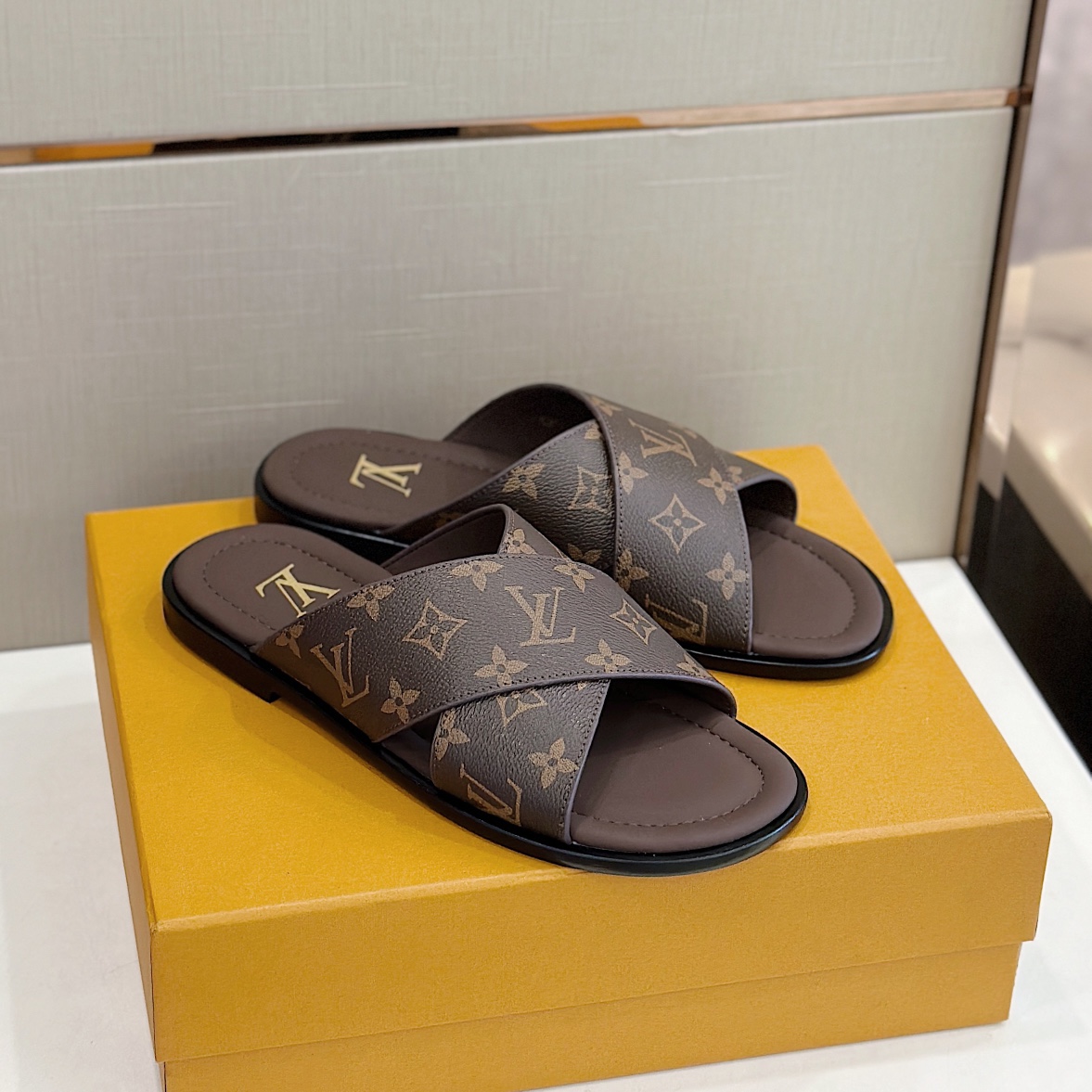 DÉP LOUIS VUITTON MONOGRAM SLIPPER