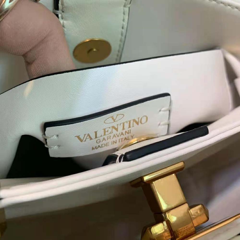 TÚI Valentino Rockstud Alcove Grainy Calfskin Handbag-White