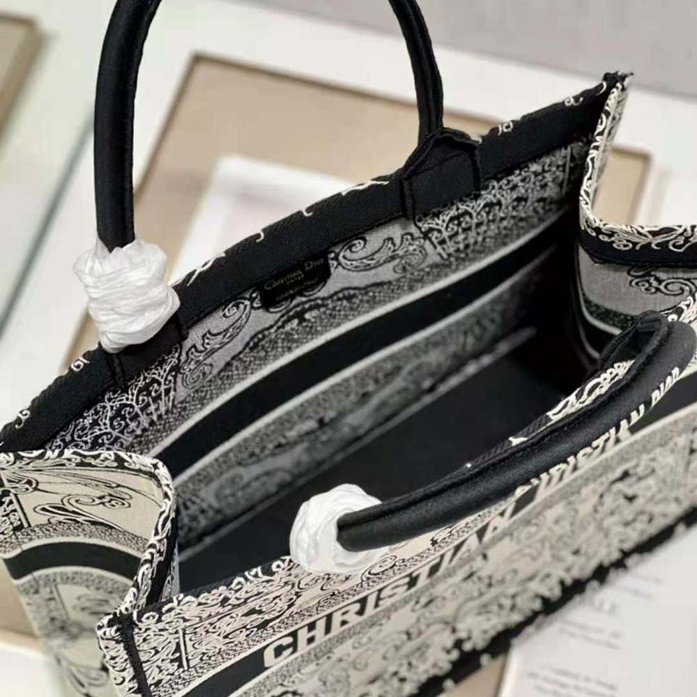 TÚI Christian Dior Book Tote White and Black Dior Bandana Embroidery