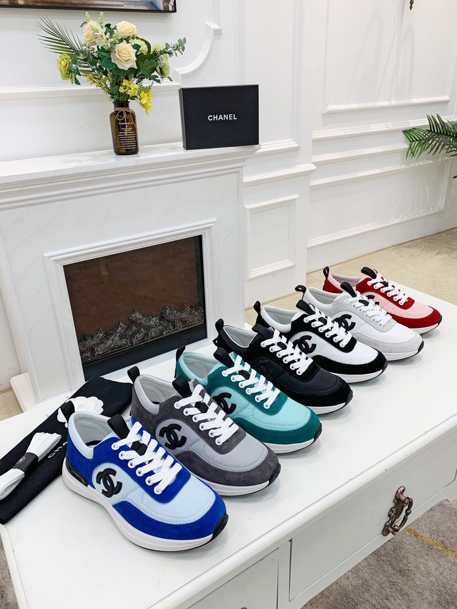 GIÀY CHANEL WHITE SUEDE  LOGO SNEAKERS